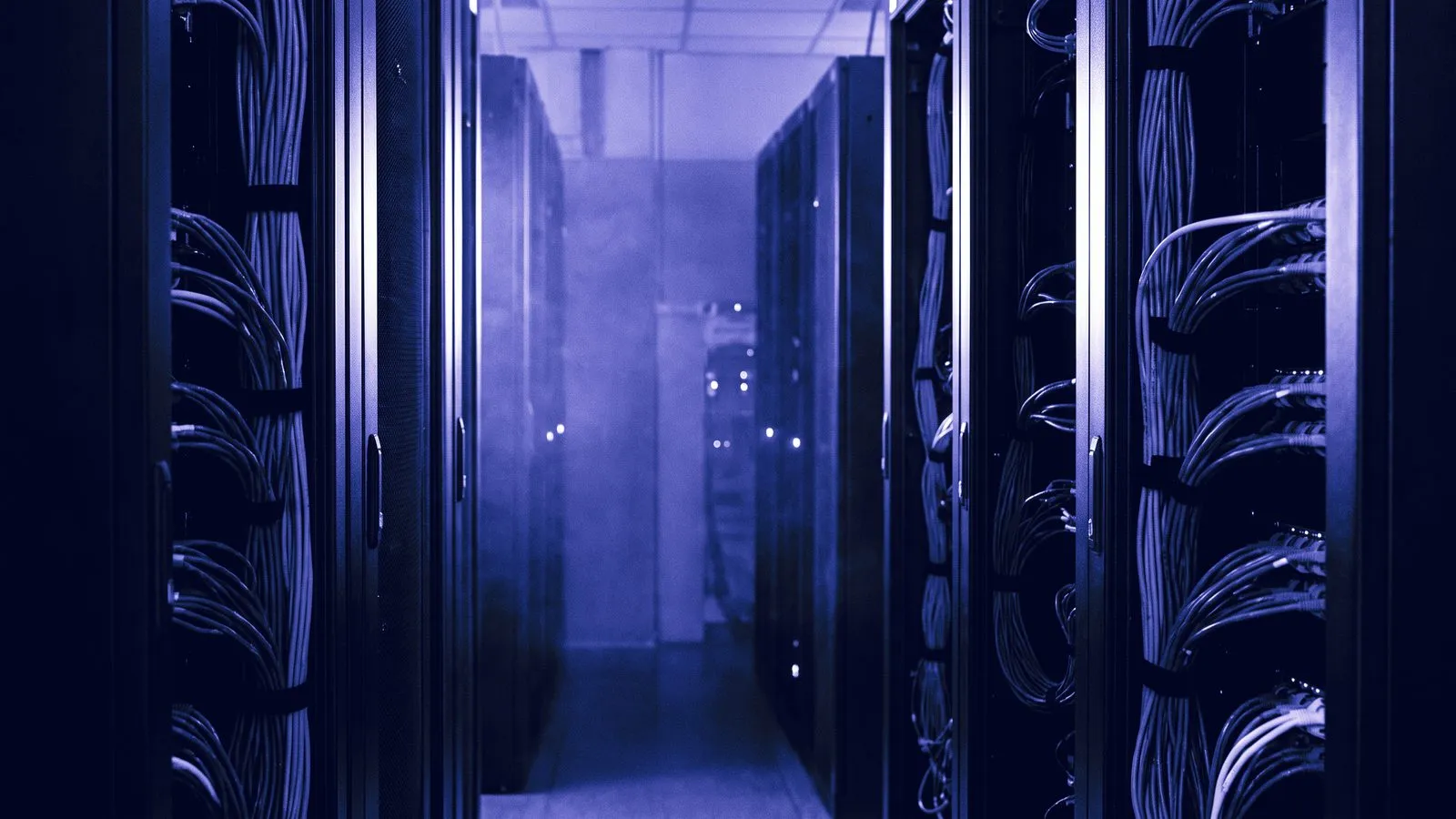 Serverschränke im Rechenzentrum, auf denen Assentiq die KI-Plattform in Deutschland betreibt